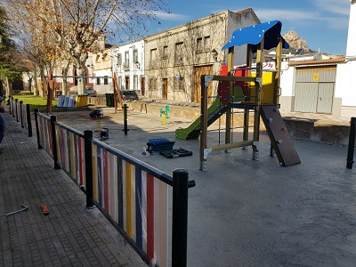 El Ayuntamiento crea un parque infantil en Plaza Virgen del Rosario