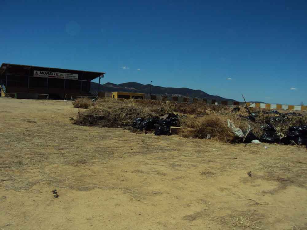 Basuras y escombros en El Antol�n