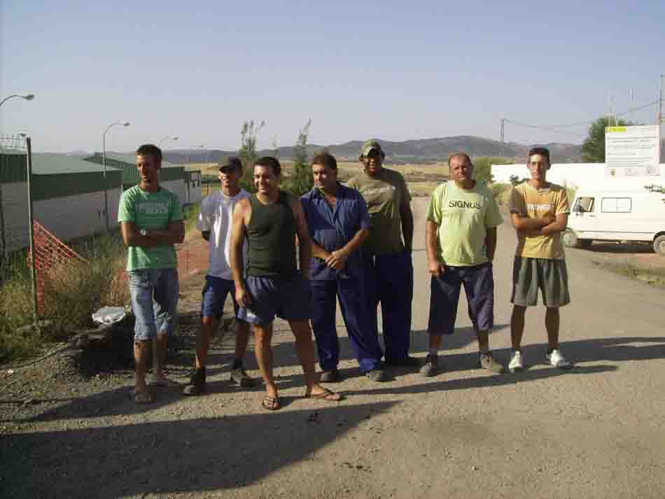 Grupo de trabajadores de la empresa de reciclado de neum�ticos