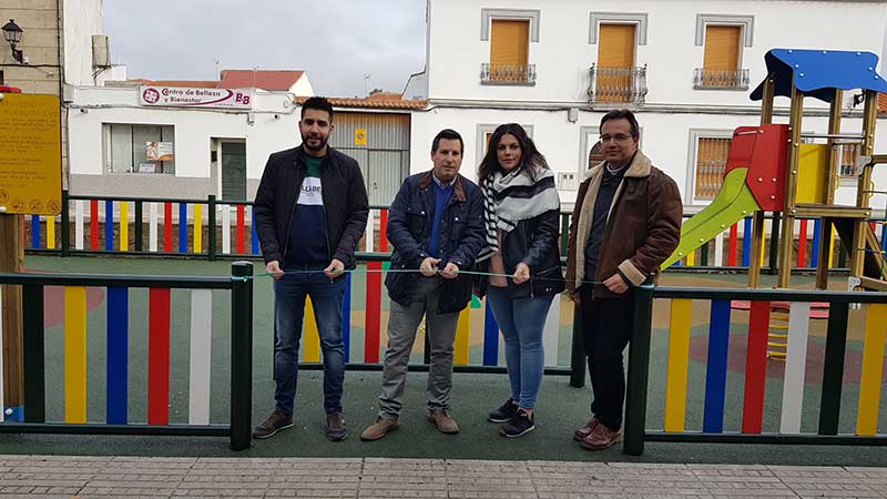 Parque infantil en Plaza Virgen del Rosario