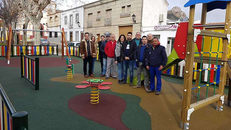 Parque infantil en Plaza Virgen del Rosario