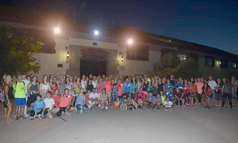 Participantes en el senderismo nocturno