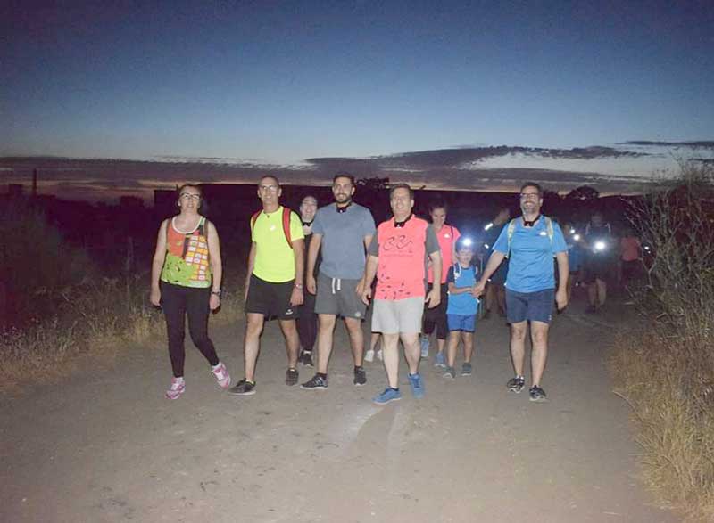 Participantes en el senderismo nocturno