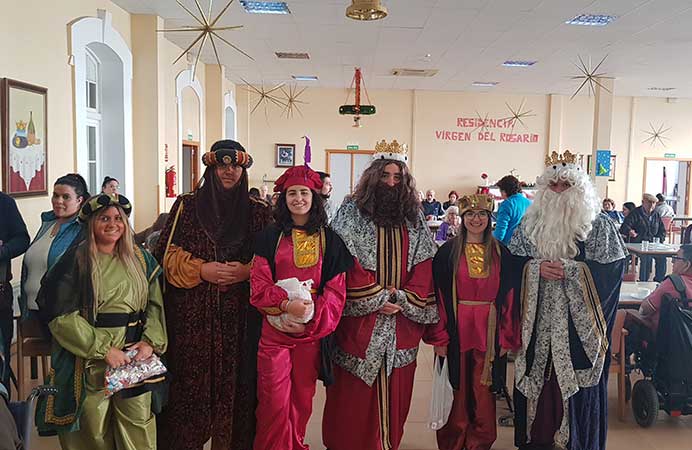 Este ao los Reyes repartieron mantas y caramelos