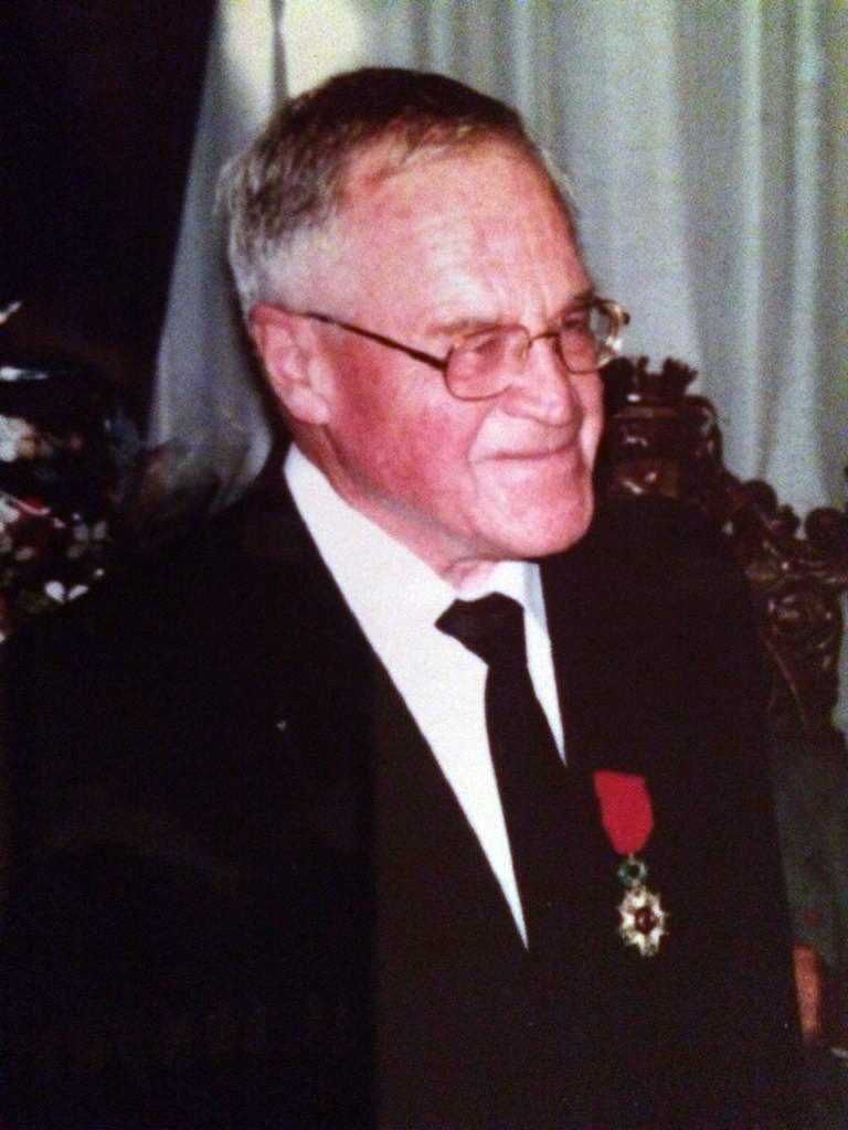 Andr Basile, el da en que el Gobierno francs le hizo entrega de la Legin de Honor