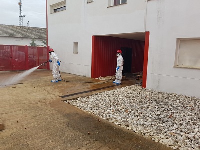 Los bomberos participan en las tareas de desinfeccin 