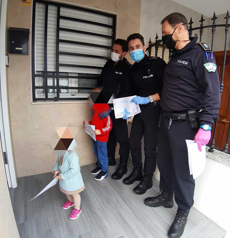 Entrega diplomas a los ms pequeos