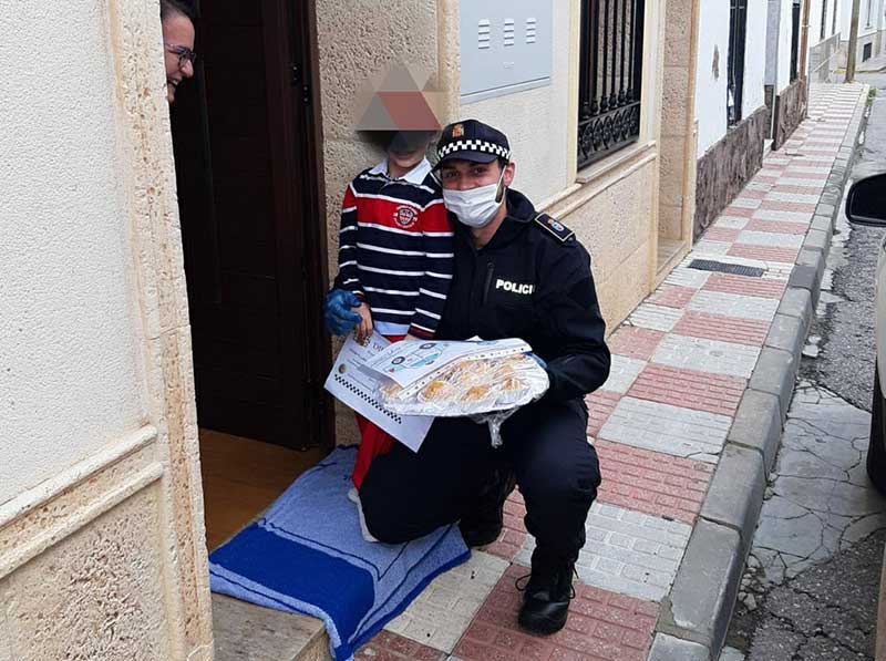 Entrega diplomas a los ms pequeos