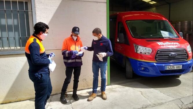 Voluntarios de Proteccin Civil en Pearroya-Pvo., junto al empresario Javi Orozco