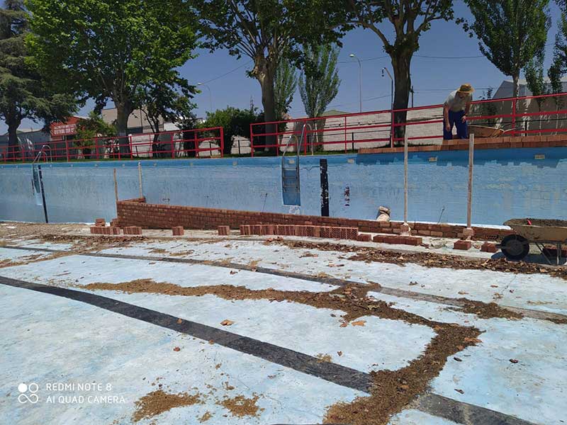 Construccin de la rampa en la piscina municipal