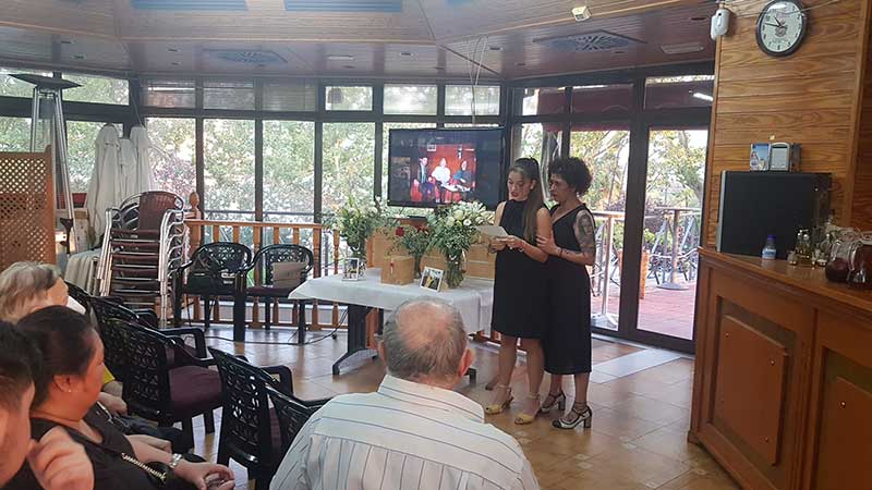 El Pearroya C.F entrega el pin de plata a la familia del ex futbolista Alberto