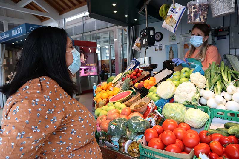 Dolores Amo visit el mercado Sebastin Snchez de Pueblonuevo 