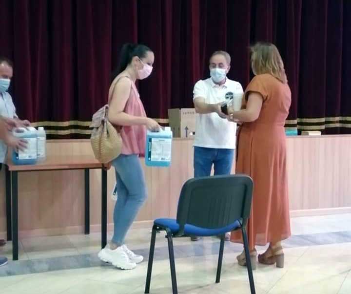 Entrega de obsequio a colaboradoras