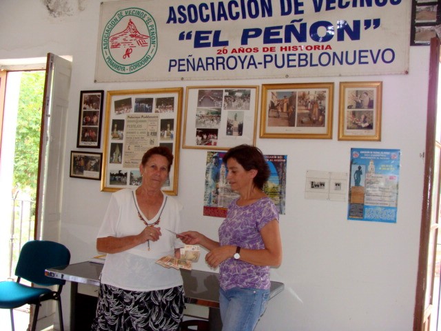 D� Maria Trivi�o �lvarez hace entrega del premio