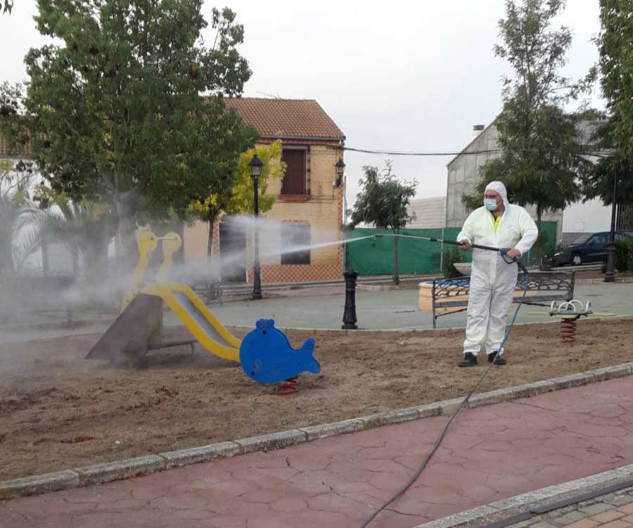 Trabajos de desinfeccin de plazas, parques y jardines 