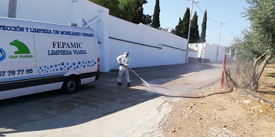 Trabajos de desinfección de plazas, parques y jardines