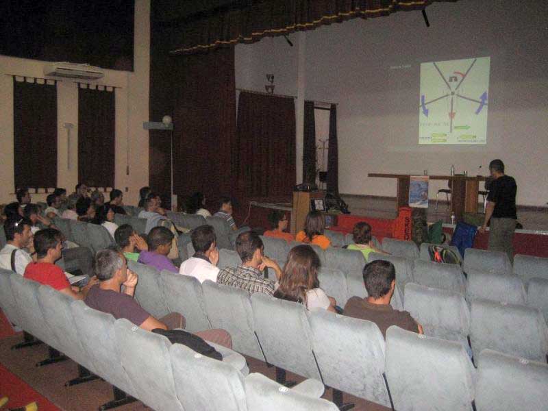 Se renovarn las butacas del Centro Polivalente, foto  http://jpsa8000metros.blogspot.com