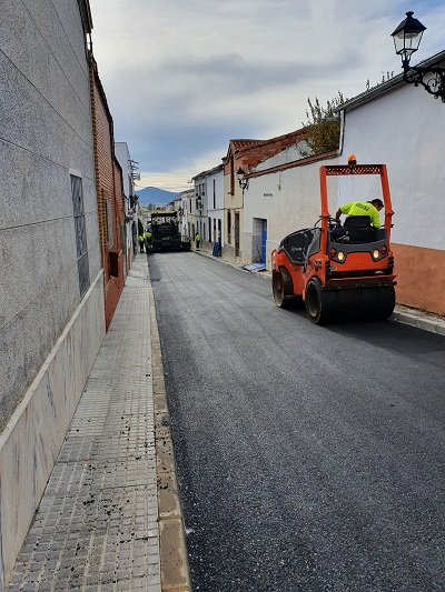 Mejora el firme de las calles Dos de Mayo y Sevilla