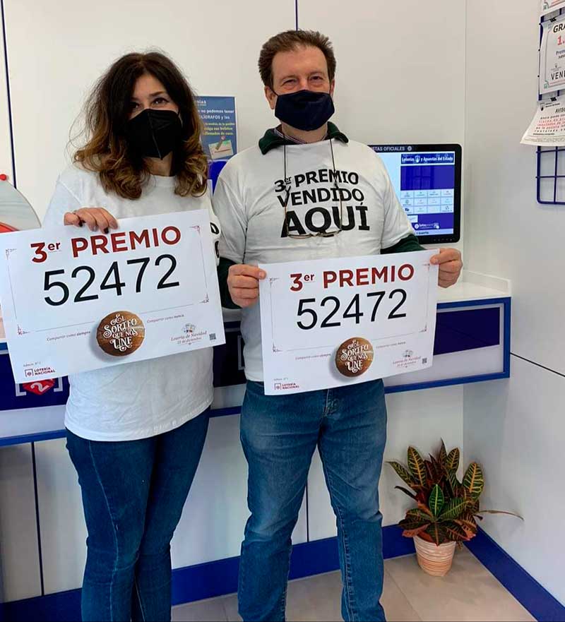 Propietarios administracin muestran el premio