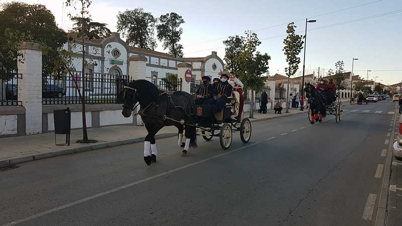 Los Reyes Magos ya recorren las calles de Pearroya 