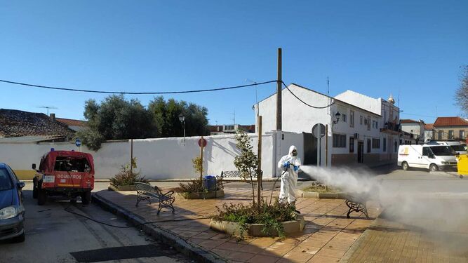 Un bombero desinfecta una plaza en Pearroya-Pueblonuevo
