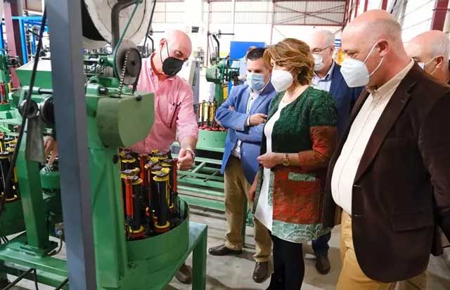 Daz, entre Expsito y Ruiz, durante la visita a la fbrica de Trenzados del Guadiato