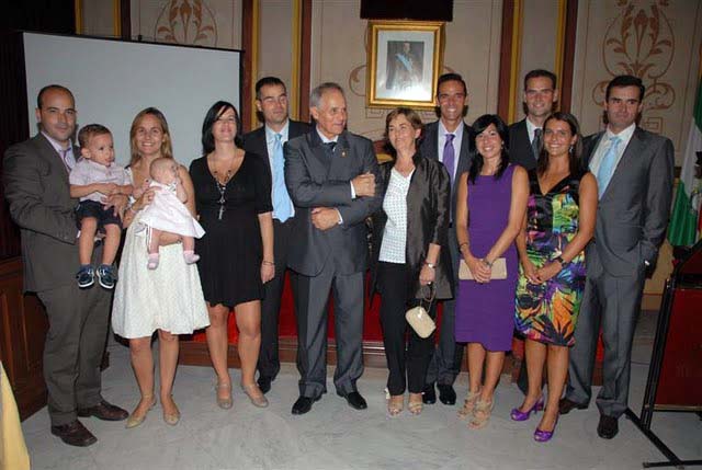 D. Juan Antonio rodeado de su familia