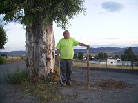 El propietario junto a su parcela