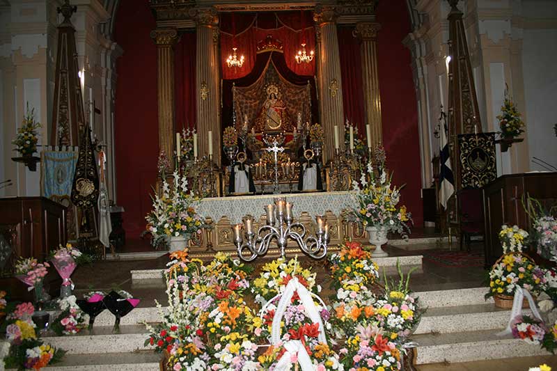 Nuestra Sra del Rosario, Montaje altar y ofrenda floral