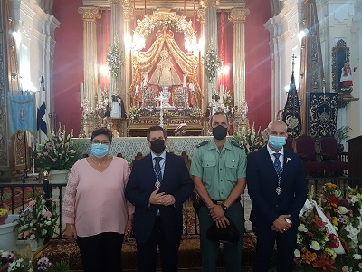 Autoridades acompaando a la Virgen del Rosario