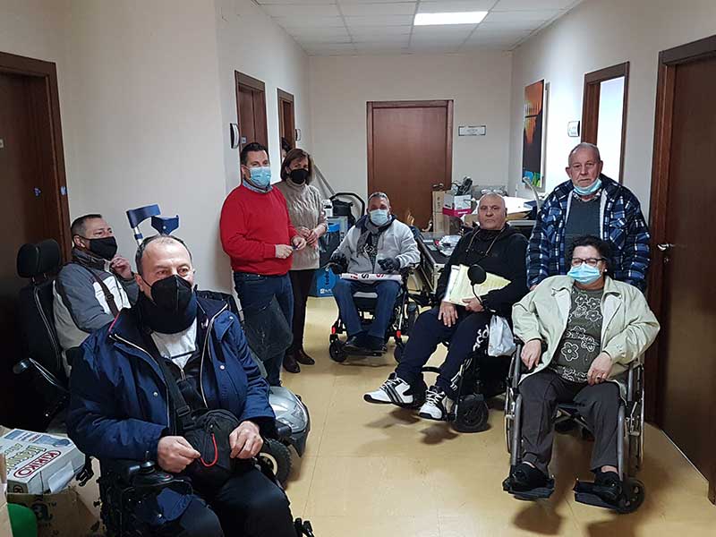 Los discapacitados en silla de ruedas se renen con el Alcalde