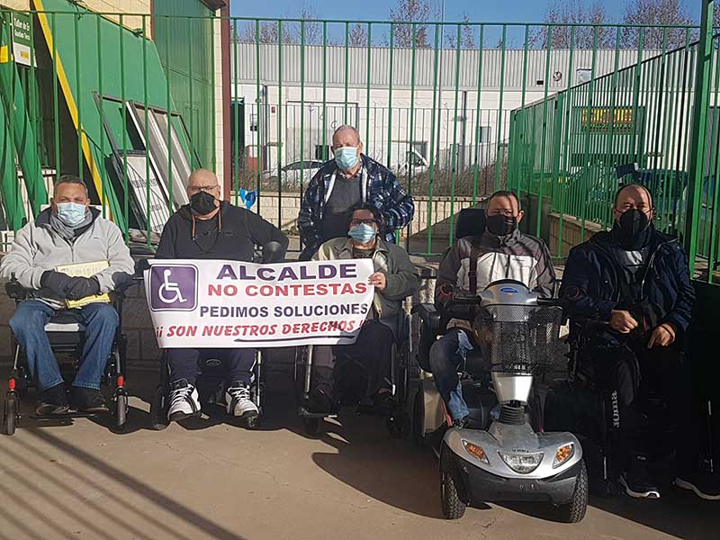 Los discapacitados en silla de ruedas se renen con el Alcalde