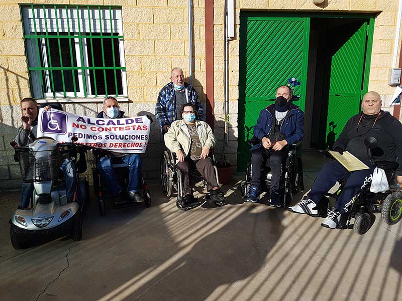 Los discapacitados en silla de ruedas se renen con el Alcalde