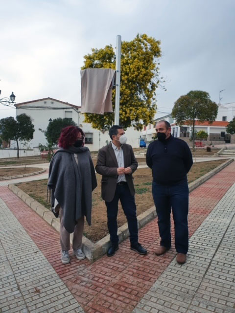 Hija y nieto de Mateo descubren la placa 