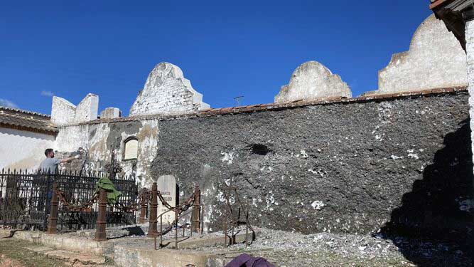 Intervencin en el cementerio francs de Pearroya-Pueblonuevo
