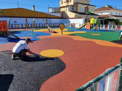 Instalacin de zona infantil en el parque Carbonfera