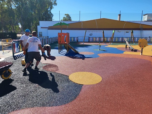 Instalación de zona infantil en el parque Carbonífera