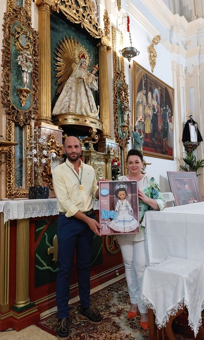 Entrega muñeca Nancy  a cofradía