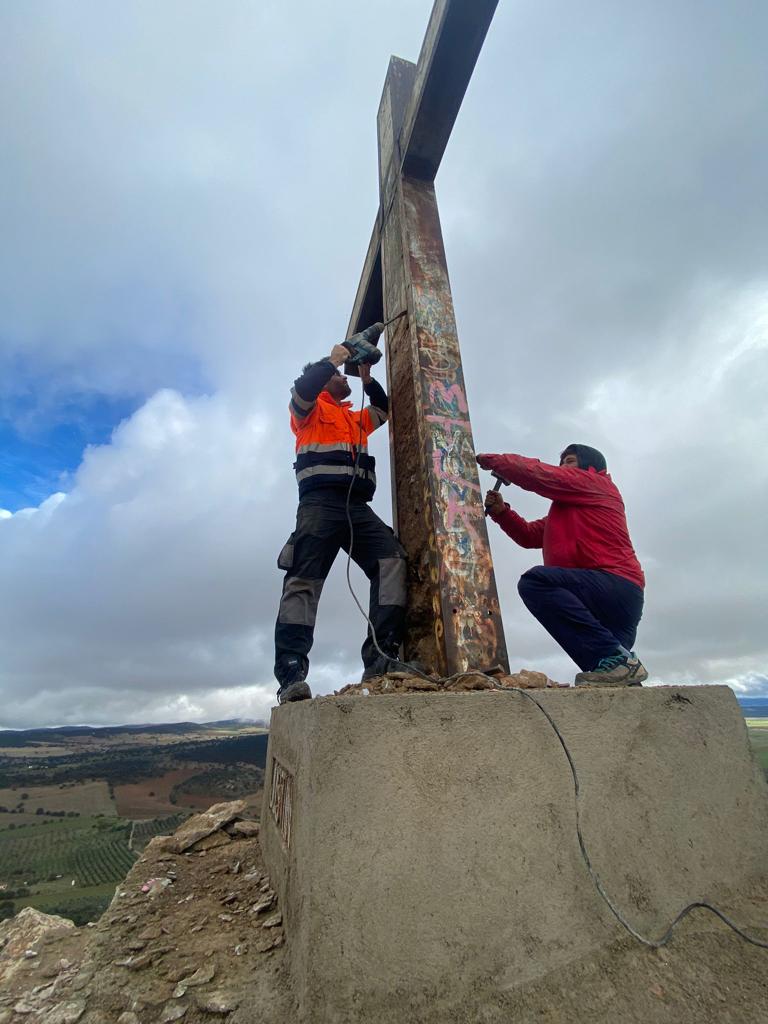 Restauracin de la cruz del Pen