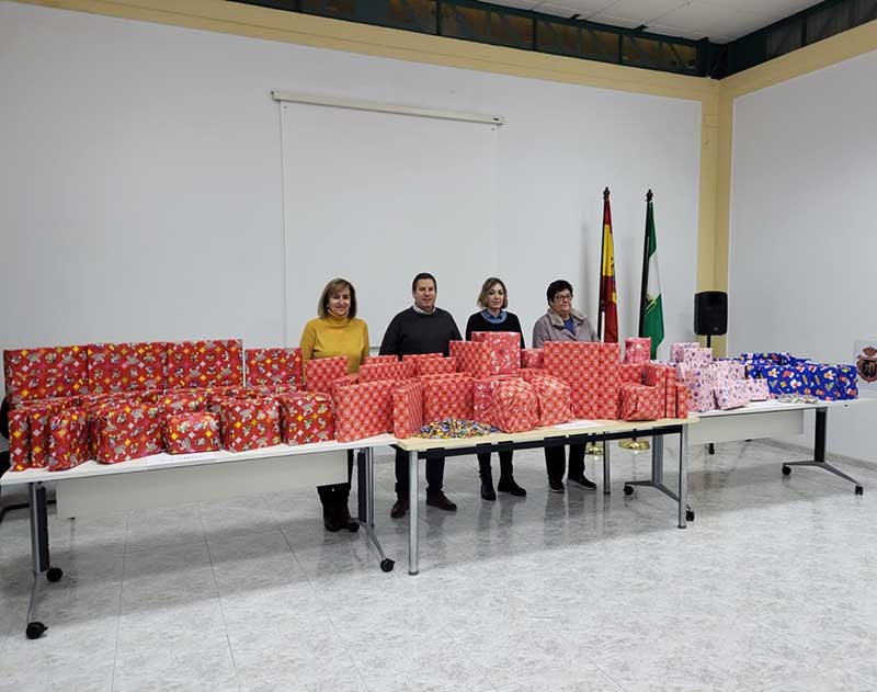 Entrega juguetes a familias con pocos recursos