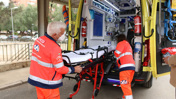 Dos sanitarios en una UVI mvil, en una imagen de archivo