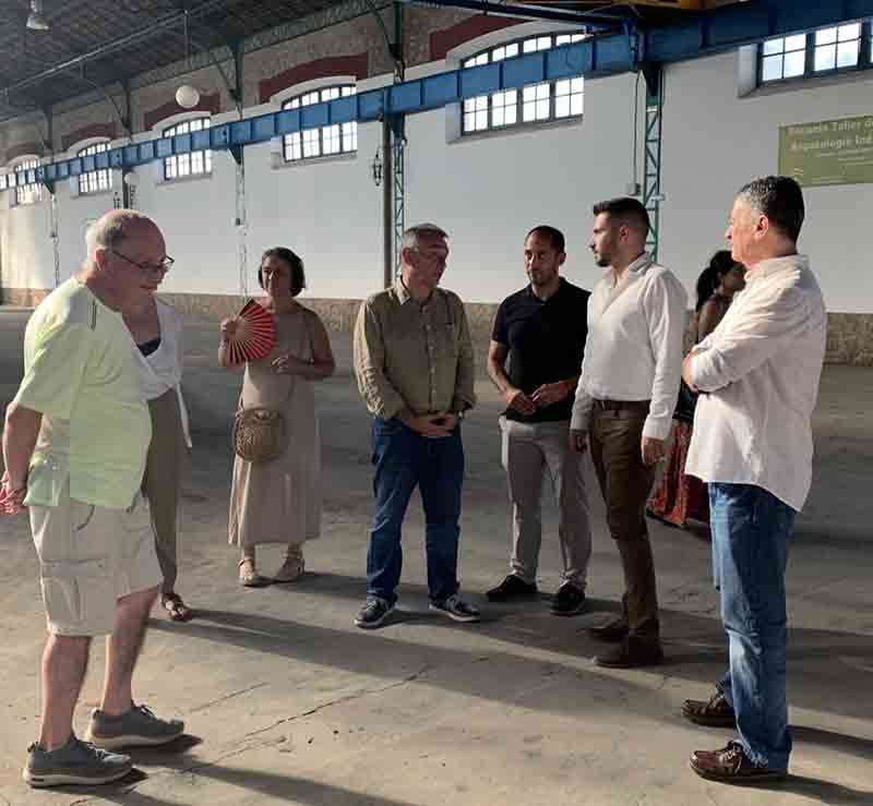 Emotivo saludo entre Vctor Pedregosa, Enrique Santiago y acompaantes