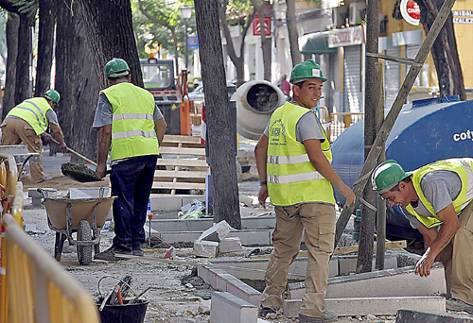 Un grupo de alba�iles trabaja en una obra del Plan Proteja