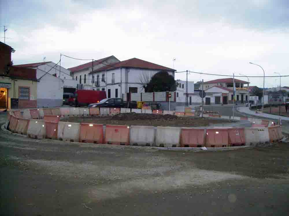 Nuevo puente de la rotonda de acceso al distrito de Pe�arroya