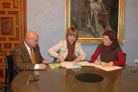 Aurora Rubio firma el convenio