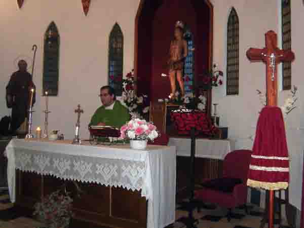 Las im�genes de San Ant�n y un Crucificado 