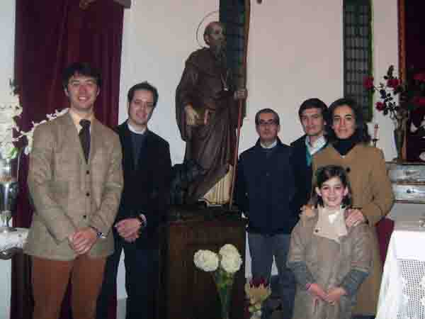 Las im�genes de San Ant�n y un Crucificado 