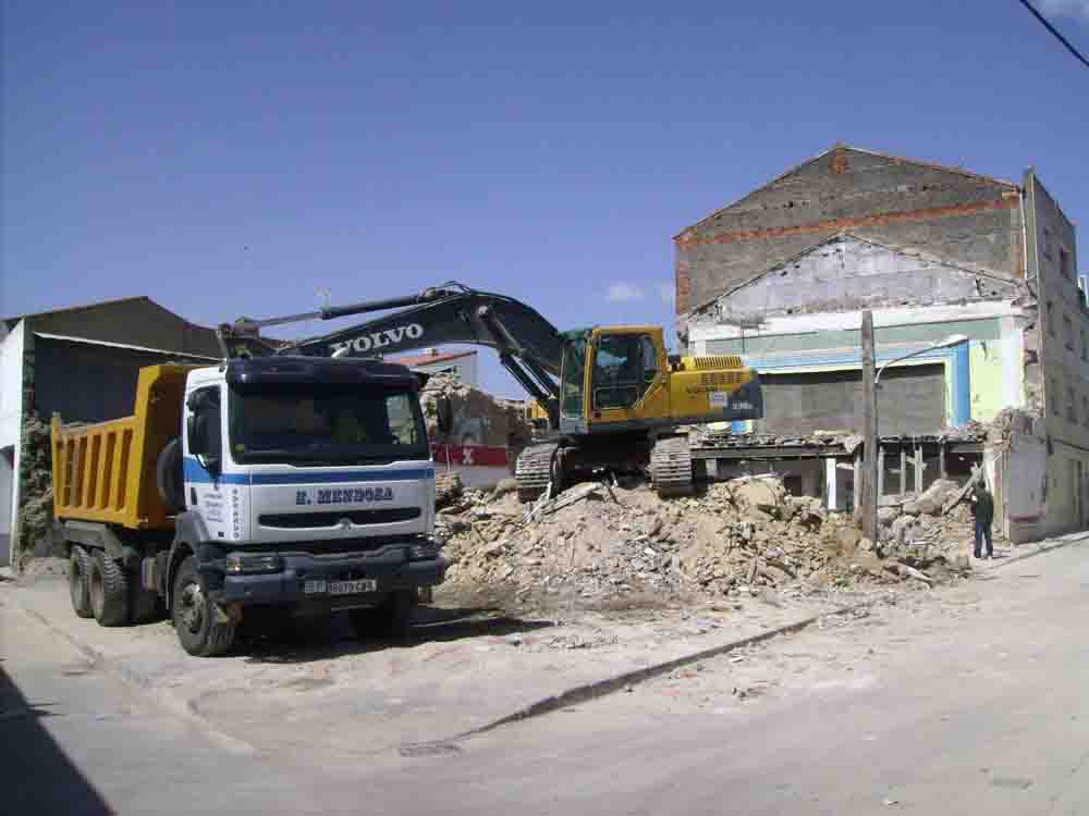 Derriban el edificio del antiguo Cine Zorrilla