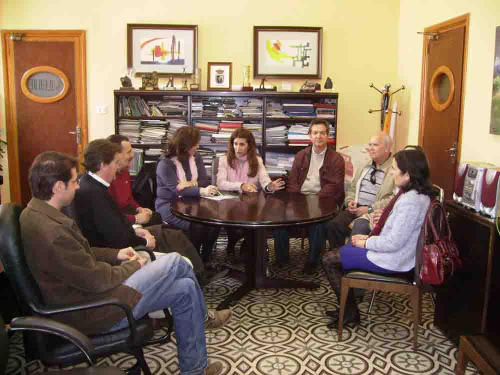 Antonia Reyes y Luisa Ruiz junto a directores de colegios pe�arriblenses