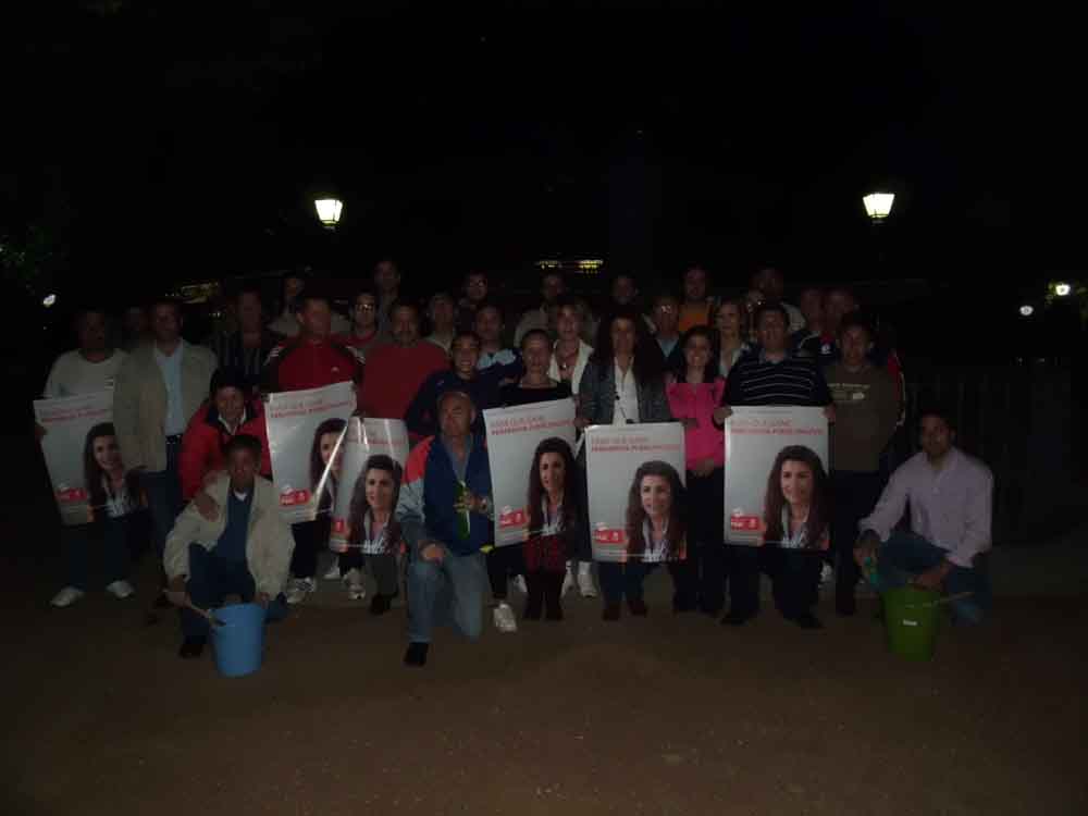 La pega de carteles da comienzo a la campa�a electoral